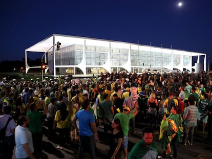 Manifestantes protestam contra o Governo na Esplanada dos Minist&eacute;rios.