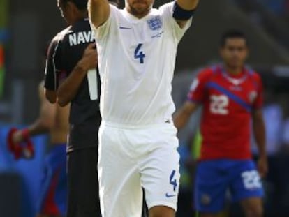 Gerrard saluda a los aficionados ingleses tras el partido ante Costa Rica durante el Mundial de Brasil.