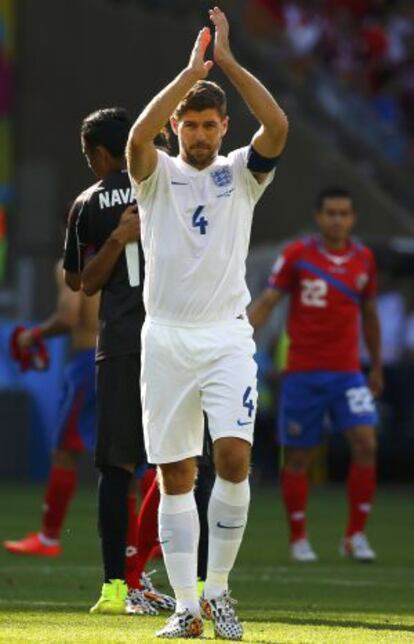 Gerrard saluda a los aficionados ingleses tras el partido ante Costa Rica durante el Mundial de Brasil.