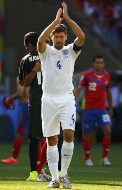 Gerrard saluda a los aficionados ingleses tras el partido ante Costa Rica durante el Mundial de Brasil.