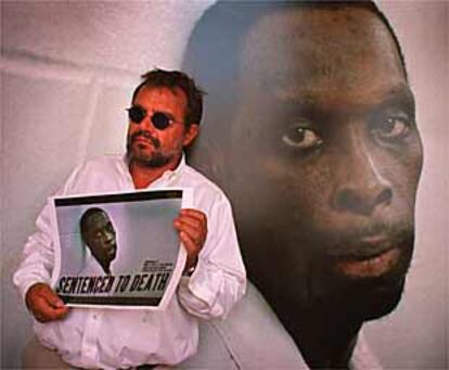 Oliviero Toscani posa frente al retrato de Jerome Mallet expuesto en el Convento del Carmen.