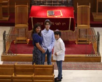 Rose Volf y sus hijos Eitan y Ezekiel, en la sinagoga de Chamberí, Madrid.