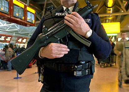 Un policía vigila una terminal del aeropuerto internacional de Heathrow.