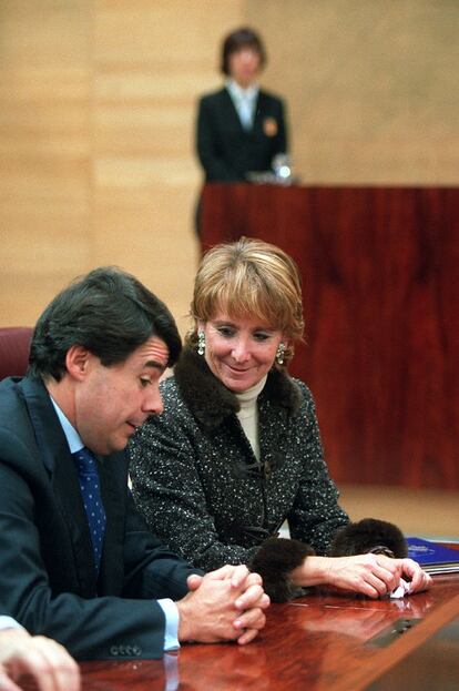 11 de diciembre de 2003. Ignacio Gonz&aacute;lez, vicepresidente primero y Portavoz del Gobierno de la Comunidad de Madrid y la presidenta Esperanza Aguirre fotografiados en un pleno de la Asamblea de Madrid. 