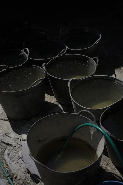 Los vecinos de la aldea de Paradaseca preparan cubos de agua para luchar contra las llamas.