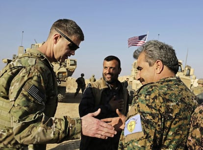 El general de división estadounidense Jamie Jarrord saluda al comandante Consejo Militar de Manbij Muahmmed Abu Adeel durante una visita a un puesto de vigilancia cercano a la ciudad