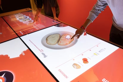 Imagen del dispositivo interactivo de gastronomía en la exposición.
