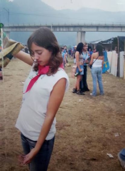 Lucía González escancia sidra en Asturias.