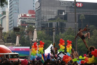 Un manifestante usa señal de trafico como barra para una maniobra circense