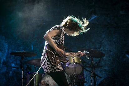 Hicieron vibrar el Heineken. El trío femenino Sleater-Kinney se apoderó de gran parte de los asistentes al Primavera la noche del pasado viernes 29 de mayo. Sacudieron y resonaron en cientos de cajas torácicas con su punk, en silencio desde 2005. Ahora sacan 'No cities to love'.