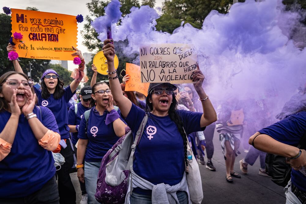 Cientos de mujeres marchan sin incidentes en el 25N en Ciudad de México ...