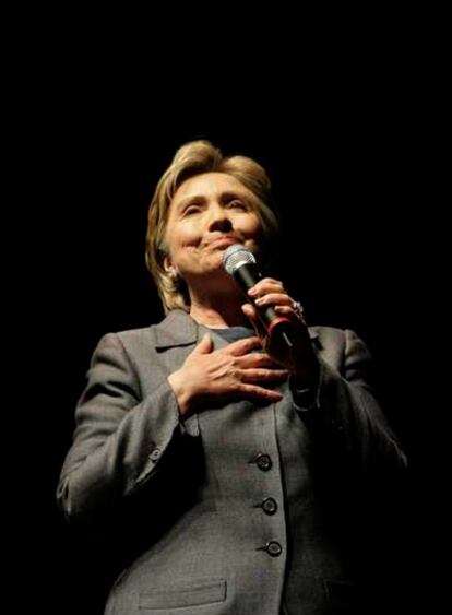Hillary Clinton interviene en la fiesta organizada el lunes en Nueva York para recaudar fondos.
