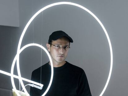 Pedro Torres al costat de la seva obra 'TimeBends-1', que es pot veure a Chiquita Room.