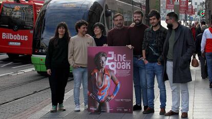 El director, Pau Gillén, en el centro con su colaboradores. 