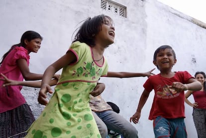 Un grupo de niños juega en la ludoteca abierta por la ONG Kolam para que tengan un lugar de esparcimiento después del colegio. Imagen cedida por la organización.