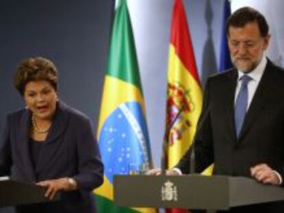 Los presidentes de Brasil y Espa&ntilde;a, Dilma Roussef y Mariano Rajoy, en una comparecencia en 2012. 