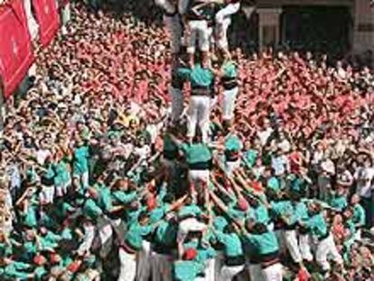 Los Castellers de Vilafranca alzan su <i>quatre de nou amb folre i l'agulla</i> en la jornada de ayer.