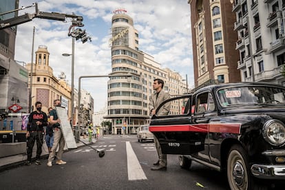 Rodaje de la serie '¡García!' de HBO Max en la Gran Vía con Francisco Ortiz, su protagonista.