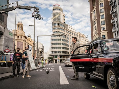 Rodaje de la serie '¡García!' de HBO Max en la Gran Vía con Francisco Ortiz, su protagonista.