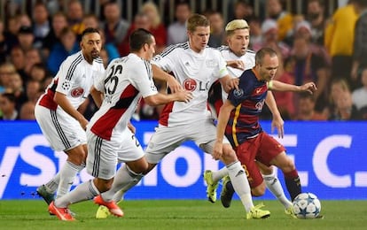 Iniesta, rodeado de jugadores del Leverkusen, el martes en el Camp Nou.