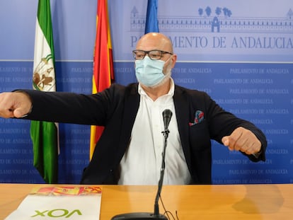 Alejandro Hernández, portavoz y diputado de VOX en el Parlamento andaluz, en una conferencia de prensa el 22 de octubre.