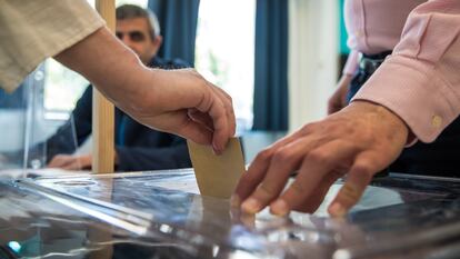 Un votante deposita su papeleta en la primera vuelta de las elecciones legislativas en Francia, el pasado domingo.