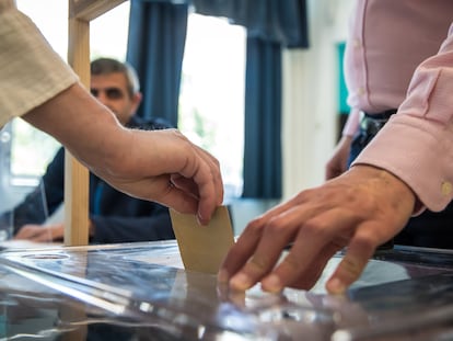 Un votante deposita su papeleta en la primera vuelta de las elecciones legislativas en Francia, el pasado domingo.