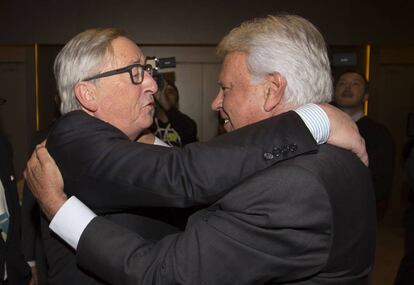 Jean-Claude Juncker (izquierda) saluda a Felipe Gónzalez.