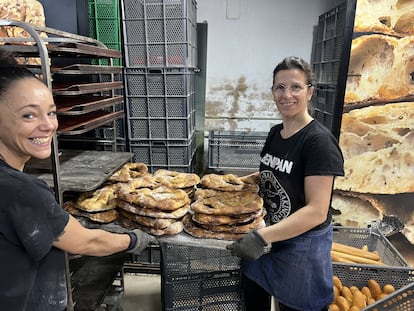 Del obrador, situado en el garaje de los panaderos, se elaboran también cruasanes, panecillos suizos y 'brioches'.