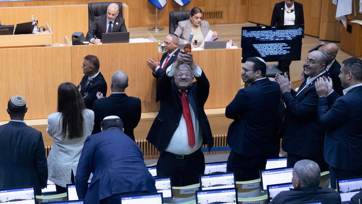 El ministro ultra israelí Ben Gvir celebra con champán en la Knéset la aprobación de la pena de muerte para palestinos cisjordanos