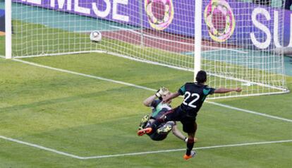 Medina marca ante Buffon el segundo gol de México.