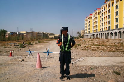 Un policía chino, ante lo que oficialmente se denomina un centro de educación profesional en la ciudad de Yining, en Xinjiang.