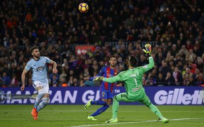 El jugador brasileño Neymar marca un gol frente al Celta de Vigo durante un partido de La Liga en el Camp Nou, el 4 de marzo de 2017.