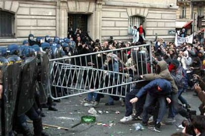 Las protestas estudiantiles por la reforma laboral en Francia han desatado violentos disturbios.