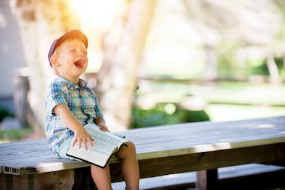 Un niño se ríe a carcajadas.