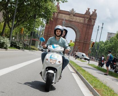 Aquellos que quieran moverse como pez en el agua en el tráfico sin dejarse las piernas, aquí tienen su solución: las motos eléctricas de alquiler, un servicio casi tan en alza como el de sus hermanos mayores los coches. En Madrid operan dos, Muving (0,18€/minuto) y eCooltra (0,24€/minuto). Esta última funciona también en Barcelona, donde convive con Motit (entre 0,17 y 0,24€/minuto). “Hace unos años nos parecía normal que una persona fumase en un avión y ahora mismo lo consideramos una locura. Lo mismo sucederá en un tiempo con los vehículos no sostenibles”, opina Miguel Navarro, responsable de marca de eCooltra, que cree que hay que apostar por una movilidad llena de alternativas en la que el usuario elija “la que mejor le convengan según sus necesidades”.