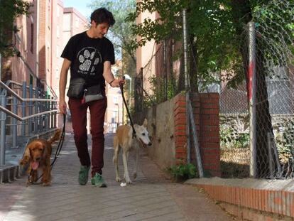 Giovanni Carbone pasea a su perro y a Battiata por el barrio de La Elipa.