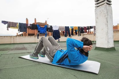 Un vecino hace ejercicio en la azotea de su edificio, en Granada.