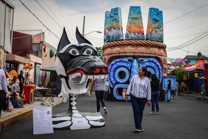 La calle Francisco Santiago Borraz en la alcaldía Tláhuac, en Ciudad de México, conmemora el Día de Muertos con una gran ofrenda llena de figuras de calaveras monumentales hechas de cartonería.