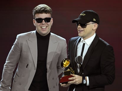 El canario Quevedo y el argentino Bizarrap con el premio a mejor Canción Urbana por la 'BZRP Music Sessions 52' ('Quédate') anoche en Sevilla.