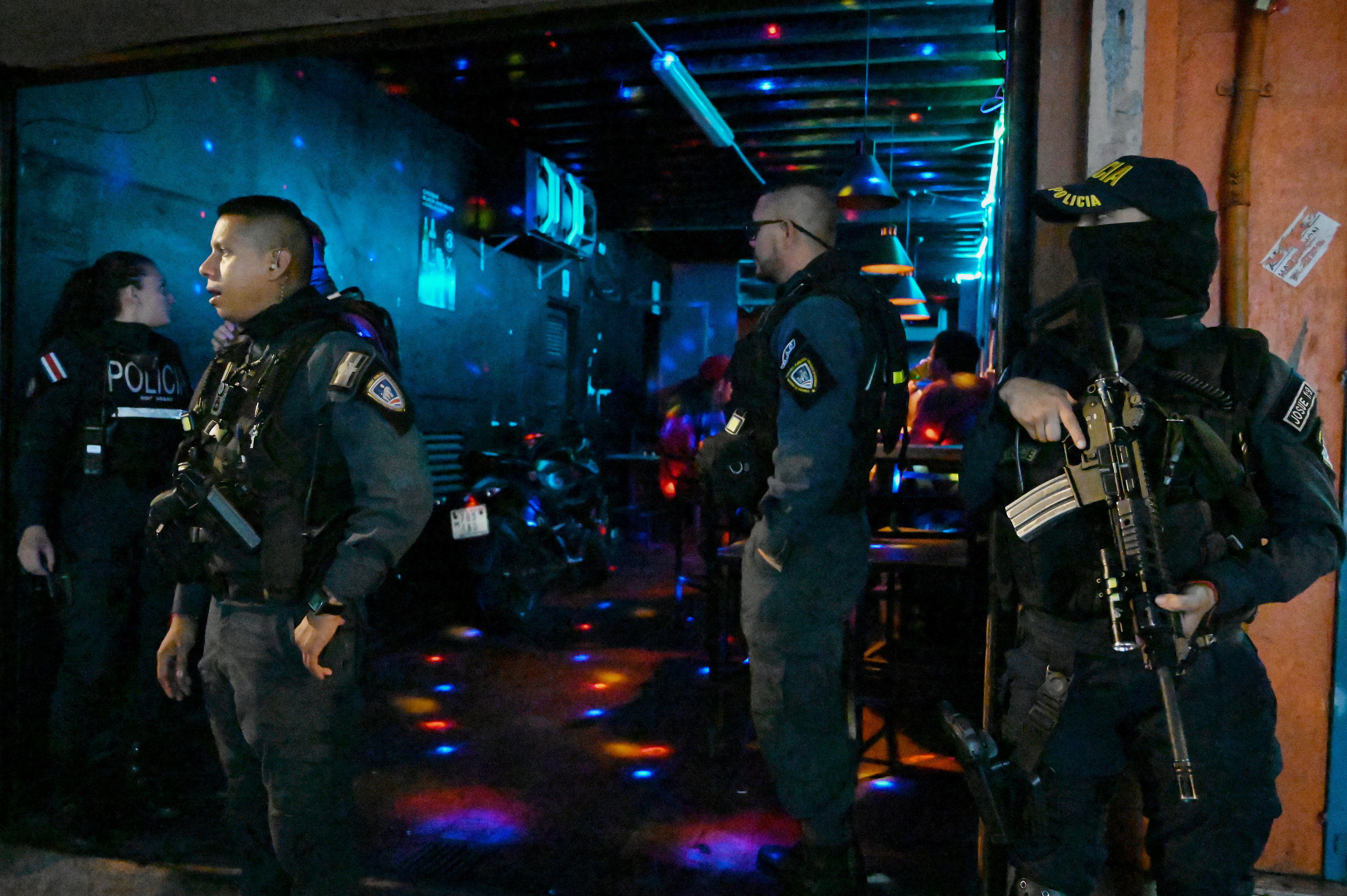 Policías establecen un punto de control en una zona de mucha vida nocturna de San José, en agosto de 2023.