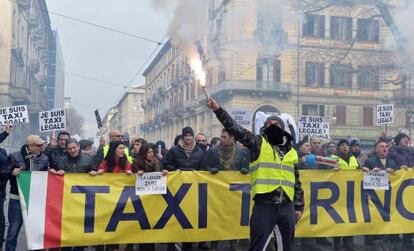 Un grupo de taxistas en una protesta contra Uber en Turín (Italia)