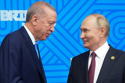 El presidente ruso, Vladimir Putin, charla con su homlogo turco, Recep Tayyip Erdogan, durante la cumbre de los BRICS en Kazn el pasado mes de octubre.