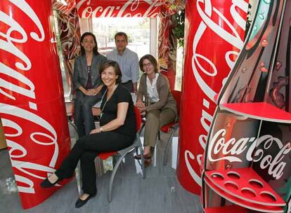 Tres trabajadores de Coca-Cola que se han acogido a programas de conciliación y la jefa de recursos humanos, en la sede de la empresa, en Madrid. 
/ LUIS MAGÁN
Sala de fisioterapia de Coca-Cola.