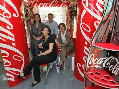 Tres trabajadores de Coca-Cola que se han acogido a programas de conciliación y la jefa de recursos humanos, en la sede de la empresa, en Madrid.
/ LUIS MAGÁN
Sala de fisioterapia de Coca-Cola.