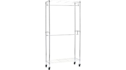 Vista del burro para colgar la ropa Amazon Basics.