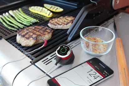 El termómetro portátil iGrill es la herramienta perfecta para cocineros sibaritas. Además de controlar la temperatura de los alimentos en cada momento, envía una alerta al móvil cuando ya están en su punto. Precio: 35 euros. Idevicesinc.com