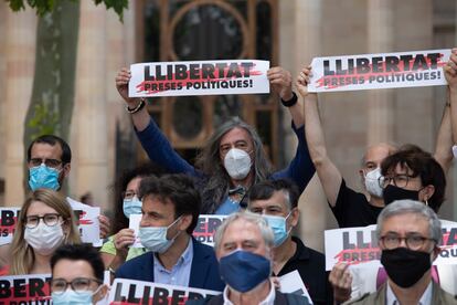 Representantes de la asociación Òmnium Cultural y de diferentes partidos políticos, entidades y sindicatos la semana pasada en una protestas en Barcelona.