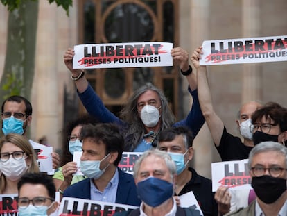 Representantes de la asociación Òmnium Cultural y de diferentes partidos políticos, entidades y sindicatos la semana pasada en una protestas en Barcelona.