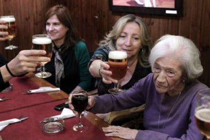 Ana María Matute (derecha) celebró así el premio con Silvia Sesé, de Destino (izquierda), y María Paz Ortuño, estudiosa de su obra.